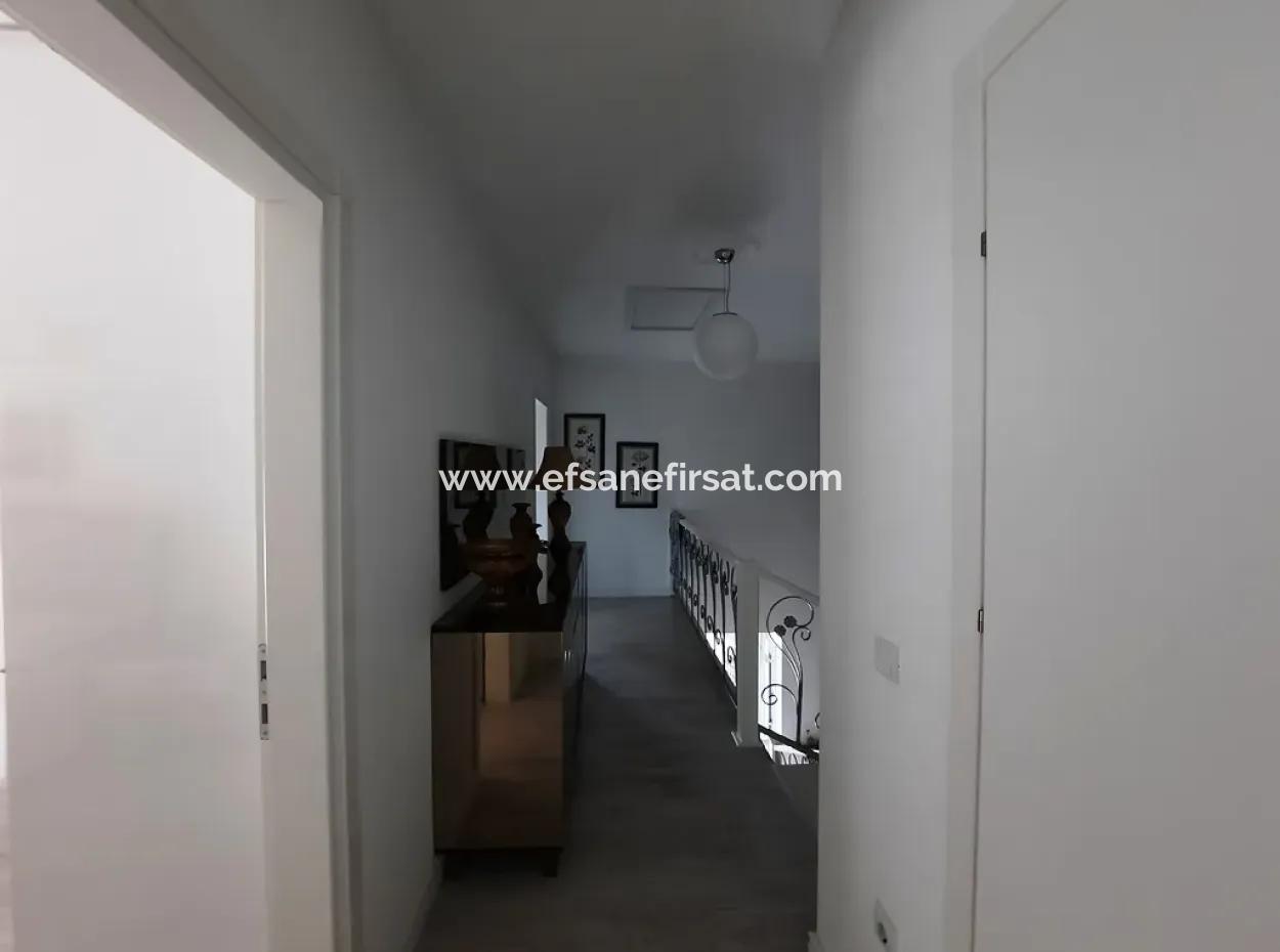 Muğla Dalyanda Satılık Yüzme Havuzlu Lüks Villa