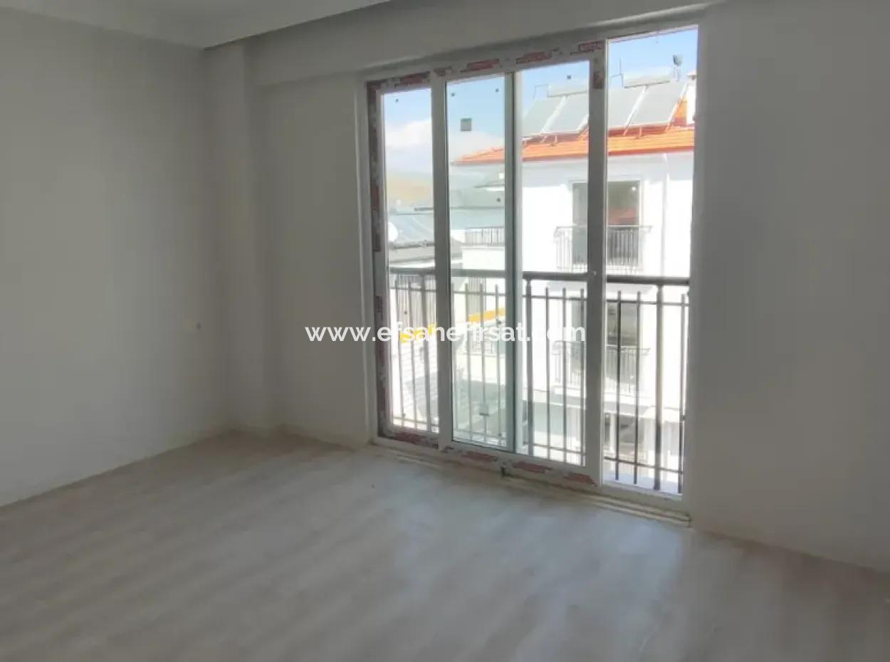 Karaburunda Havuzlu Sitede  2+1 Daire Satılık