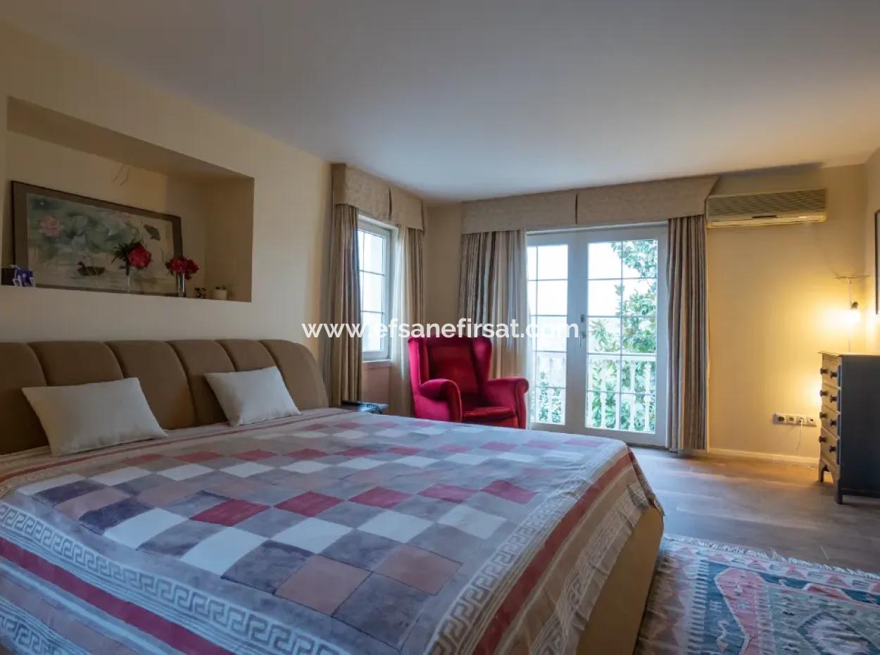 İstanbul Zekeriyaköyde Satılık 2300 M2 Arsada  7+1 Müstakil Lüks Ev